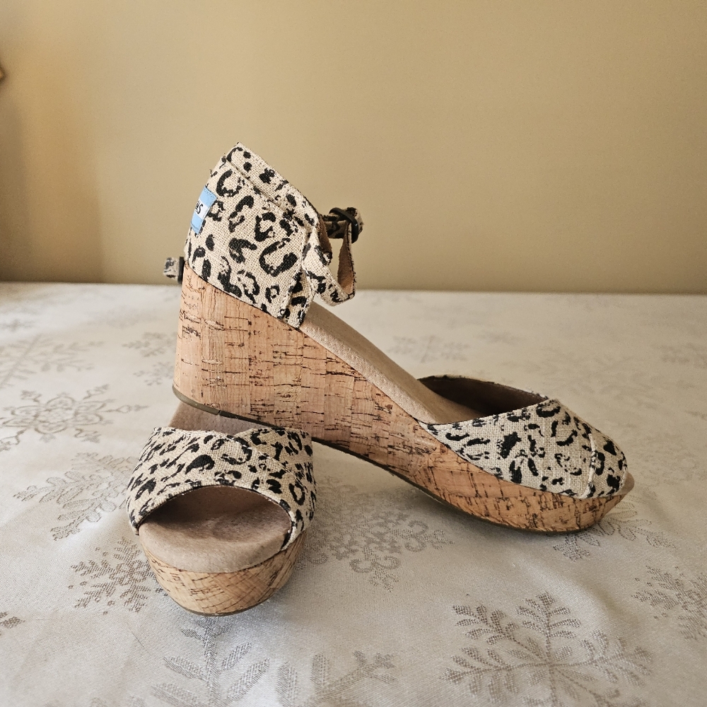 TOMS Leopard Cheetah Print Wedge Sandals Size 7.5